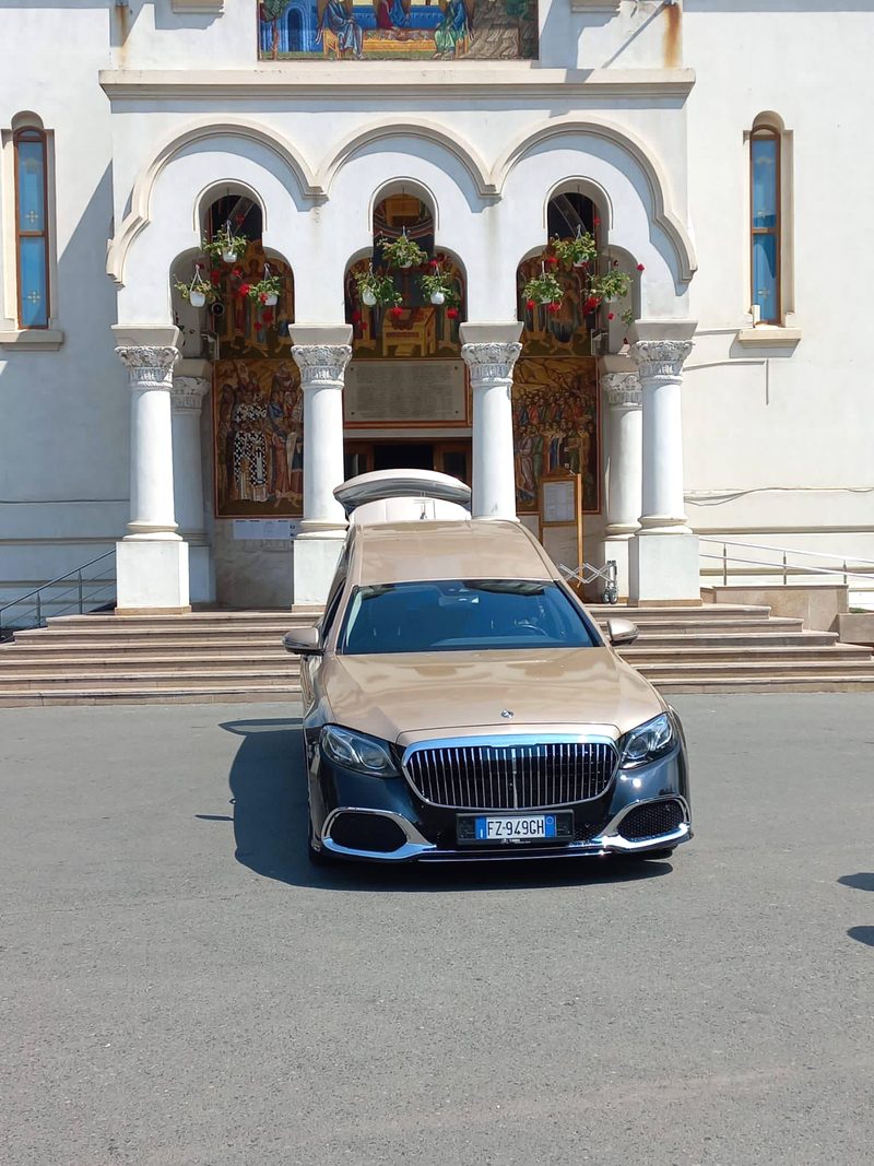 Ритуальний автомобіль Mercedes перед входом до православного храму