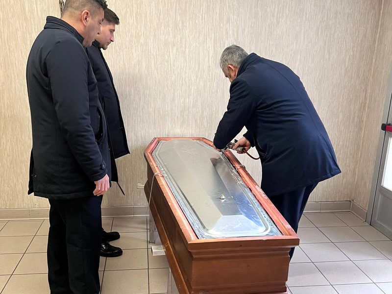 Працівники ритуальної служби запаюють цинковий вкладиш труни перед міжнародним перевезенням
